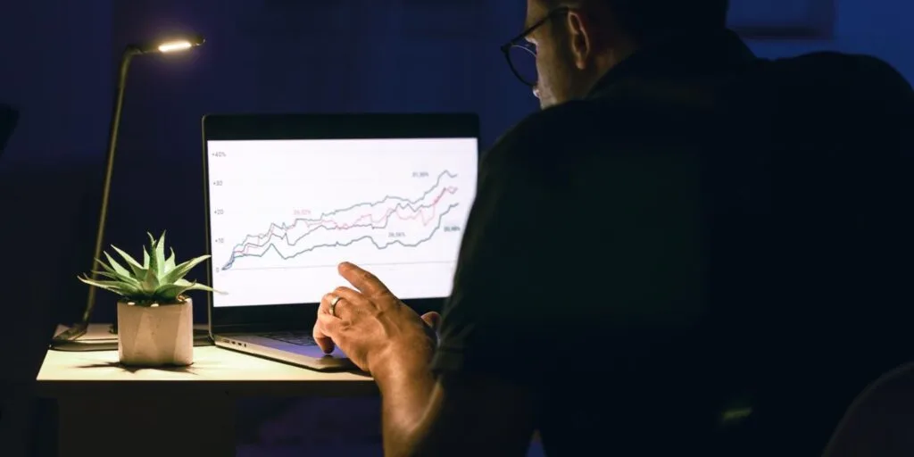 Smartphone zeigt eine Investment-App mit Charts