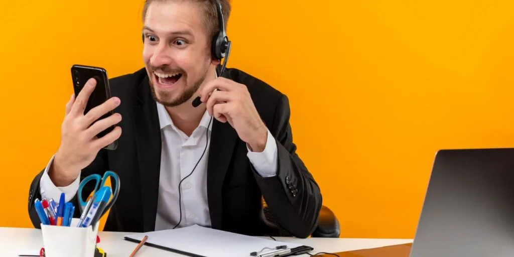 Support-Mitarbeiter mit Headset vor dem Computer