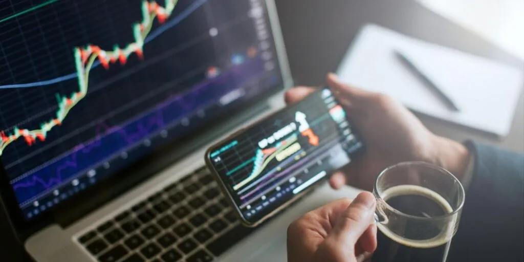 Person studiert den Finanzmarkt am Notebook