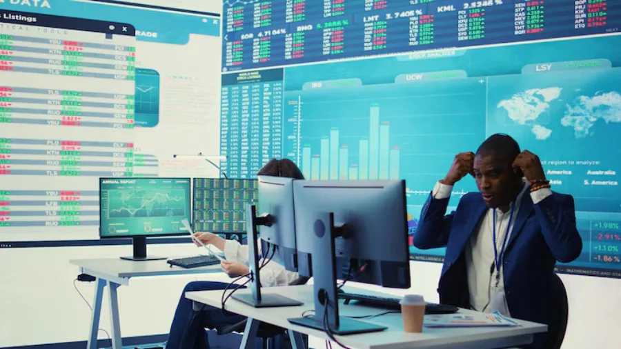 Professionista che analizza grafici e dati finanziari al computer